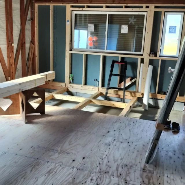一階の改装工事が進んでいます✨毎日どんどん変化して行って、プロの大工さんって本当に凄いなぁ😲🌸っと毎日楽しみにしてます。
窓が付いていっきに家っぽくなりました😊🙌  #大工さんに憧れて 
#diyは始めるまでに2年はかかる
#プロって凄いな
#来世は大工さんに弟子入りしたい