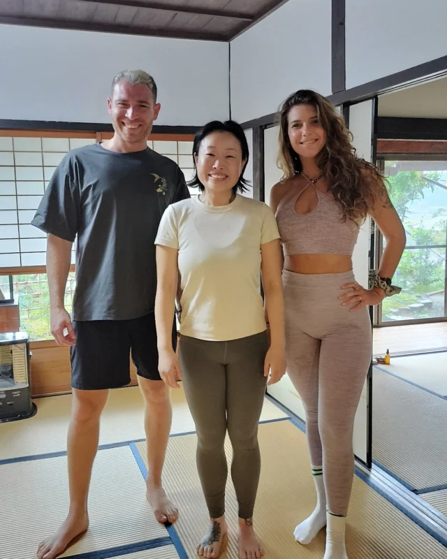 昨日は出張ヨガでした🧘‍♀️✨
イタリアから来られたご夫婦と、一緒にヨガの時間を過ごしました。
お二人ともまるでモデルさんみたいで、内側から輝いていて本当に素敵💛
心地よい呼吸と笑顔に包まれた幸せなひとときでした🌿  そして最近は、念願の『呪術廻戦』を観に行ったり🎬
大好きなフォーを食べたり🍜
小さな「嬉しい」がいっぱいの毎日です☺️  #出張ヨガ #京都ヨガ #アーユルヴェーダ #呪術廻戦 #フォー #ヨガのある暮らし #mindfulness #感謝の日々 #穏やかな時間 #日常の幸せ