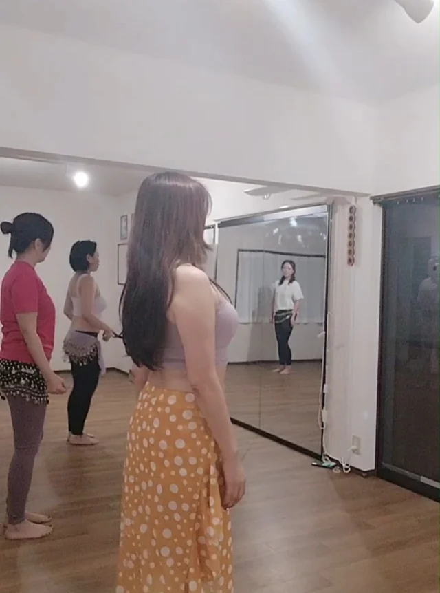 💃きままにベリーダンスクラス✨  たくさんの皆さまにご参加いただき、 
最高に楽しい時間となりました🌸  皆さまから「楽しかった！」とのお声をいただき、 
本当にうれしかったです🥰  今後も継続してクラスを開催していくことになりました！ 
詳細は追ってお知らせします🌿  ぜひ「きままにベリーダンス」クラスにご参加ください💃 
一緒に自由に、のびのびと踊りましょう♪  ▶️音ありでどうぞ🎶  #きままにベリーダンス #ベリーダンス #京都ヨガ #亀岡ヨガ 
#AnahataAyurvedaAndYoga #bellydance #bellydancelife 
#女性のための時間 #心と体を整える #自由に踊る #笑顔の時間