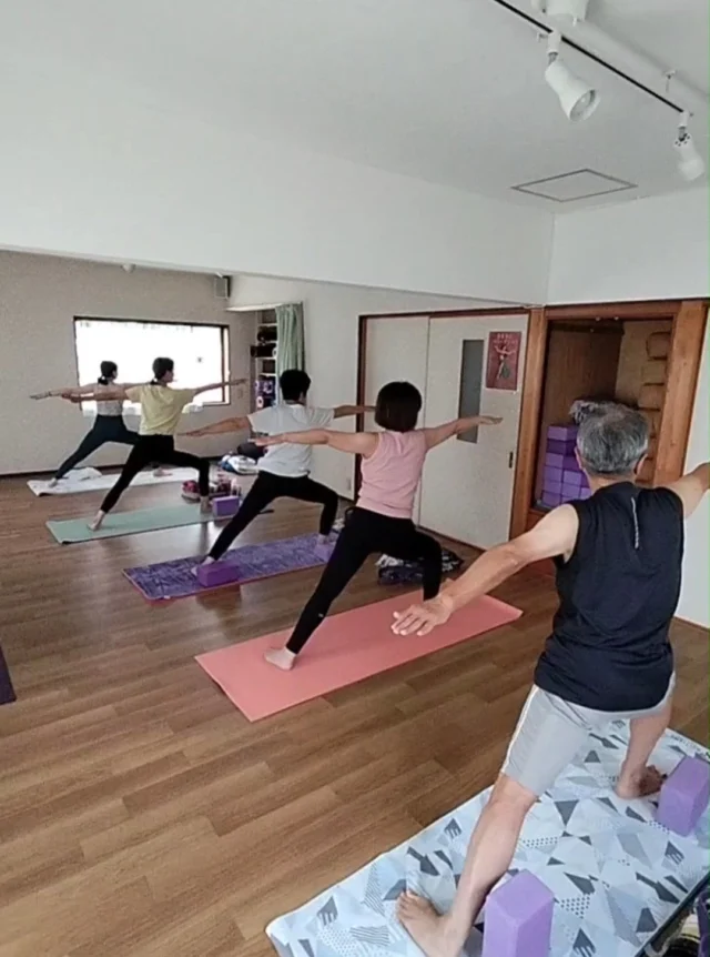 🧘‍♀️ ヨガクラスの様子動画を３つアップします🌿
一気に寒くなってきましたね🍂
冷えやすいこの時期こそ、体を動かして“内側から温める”ことがとても大切です。  ヨガの呼吸と動きは、筋肉だけでなく、内臓や血流にも働きかけてくれます。
寒さで縮こまりがちな体と心を、やさしくほぐしていきましょう✨  スタジオの中は今日も笑顔と温かなエネルギーでいっぱいでした🪷
皆さま、いつも素敵な時間をありがとうございます💛  #ヨガ亀岡 #ヨガ京都 #ハタヨガ #アナハタアーユルヴェーダヨガ教室 #ヨガのある暮らし #冬のセルフケア #冷え対策 #心と体を整える #少人数ヨガ #呼吸を整える
#HathaYoga #YogaPractice #WinterWellness #StayWarm #MindBodyBalance #YogaLife #HolisticHealth #SelfCare #AnahataAyurvedaYogaStudio